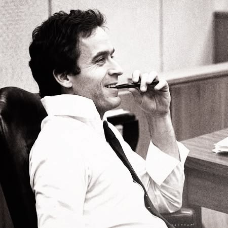 Ted Bundy durante los procesos judiciales